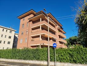 3 Locali doppi servizi terrazzo box doppio in Vendita